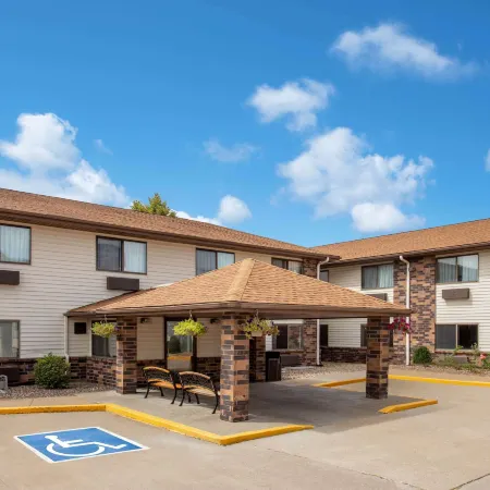 Days Inn & Suites by Wyndham Davenport East