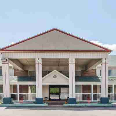 デイズ イン バイ ウィンダム コロンバス インディアナ Hotel Exterior