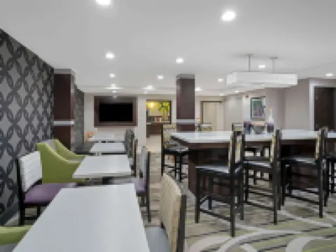 La Quinta Inn & Suites by Wyndham Knoxville North I-75 Hotels in Powell