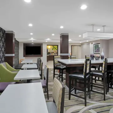 La Quinta Inn & Suites by Wyndham Knoxville North I-75 Отели в г. Пауэлл
