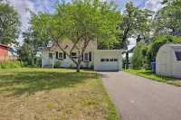 Cozy Plymouth Cottage w/ Medicine Lake View! Hôtels à proximité de : Hollydale Golf Course