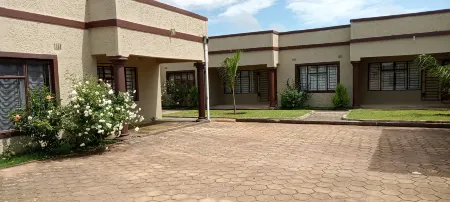 Self Contained Rooms Отели в г. Чилилабомбве