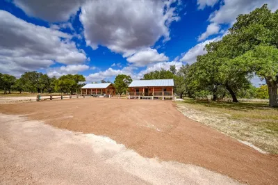 Rustic Cabin with Firepit and Grill - 10 Mins to Main St فنادق في Gillespie County