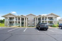 The Rockford Escape - Holiday Hills Branson - Golf Resort - Outdoor Pools