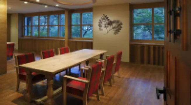 風木立の川辺 紫明館