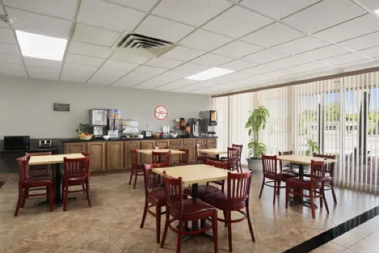 Howard Johnson by Wyndham Winter Haven FL