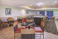 La Quinta Inn & Suites by Wyndham Paris Hotels in Paris