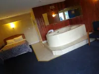 Empress Inn and Suites by the Falls