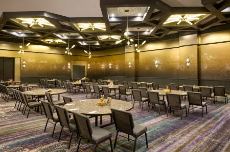 Renaissance New York Harlem Hotel Отели рядом с достопримечательностью «SoJo Spa Club»