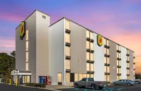 Super 8 by Wyndham Myrtle Beach/Market Common Area Отели в г. Миртл Бич