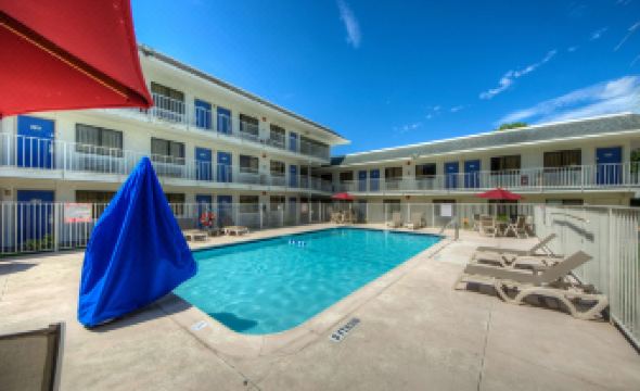 Motel 6 Bradenton, FL