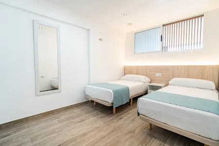 New Kensington Apartments - Econotels Отели рядом с достопримечательностью «Cala Mago»