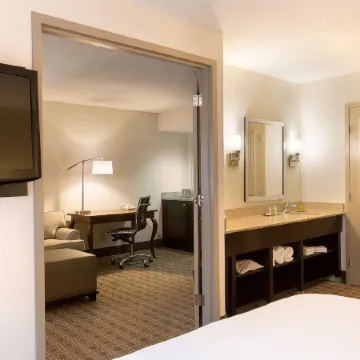 DoubleTree Suites by Hilton Hotel Nashville Airport