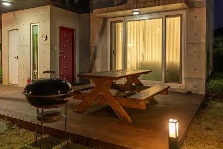 Jeju Banhakeurapensyeon Отели рядом с достопримечательностью «Jeju Jeolmul Natural Recreation Forest»