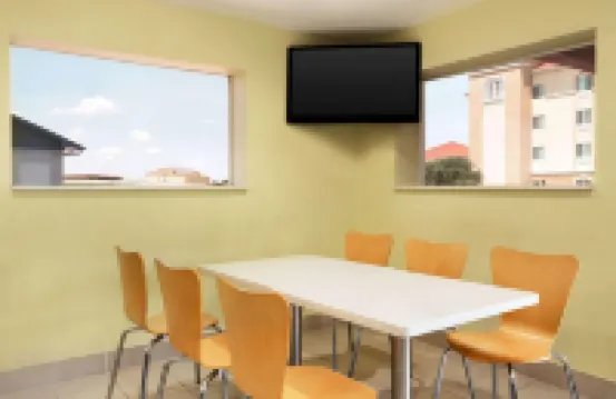 Super 8 by Wyndham Corsicana