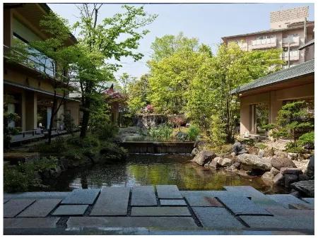 Waraku Onsen Nihon No Yado Notoraku Отели рядом с достопримечательностью «Notojima Glass Art Museum»
