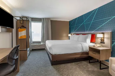 Comfort Inn & Suites Hotels near Mt. Holyoke Summit House