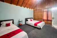 RedDoorz at Villa Waterfun Favour Pagar Alam Hotel dekat DUSUN CAMP RIVERSIDE GLAMPING