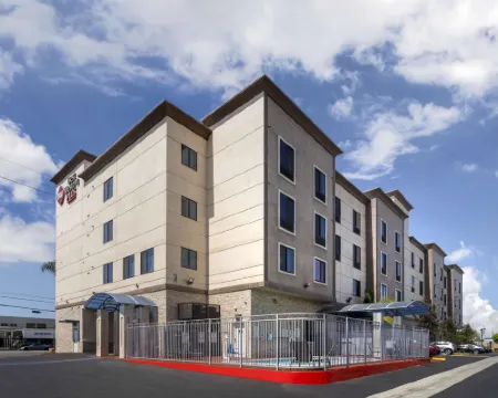 เบสท์เวสเทิร์นพลัส การ์เดนา อินน์แอนด์สวีทส์ โรงแรมในกาดินา