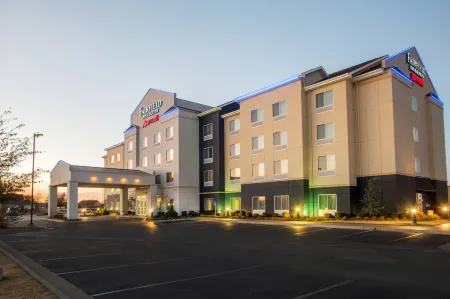 Fairfield Inn & Suites Muskogee Отели рядом с достопримечательностью «Парк Сполдинг»
