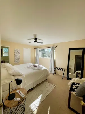 Romantic Getaway Near Lakes + Private Hot Tub