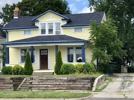 By The Big House in Ann Arbor, 3 bed/1.5 bath with parking, 1 mile to downtown Отели рядом с достопримечательностью «Taubman College of Architecture and Urban Planning»