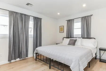 Newley Renovated Contemporary Hudson Home  3-bedrooms 120 Acres with pond Отели в г. Таканик