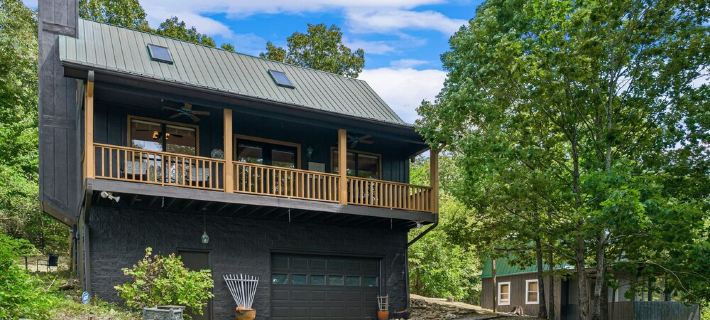 Spectacular Mountain Top cabin Amazing Views Large Balcony With Low Rates Hotels in DeKalb County