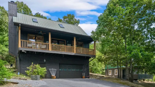 Spectacular Mountain Top cabin Amazing Views Large Balcony With Low Rates