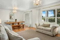 Come enjoy beautiful Lake Isis Cottage. Hotels in Avon Park