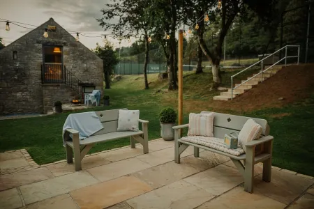 Rural Holiday Cottage With Log Burner