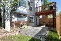 Modern walk-out apartment centrally located in COS!