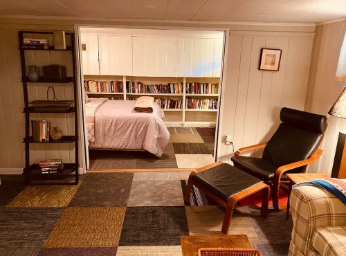 Cozy English Basement Apt quiet but close to downtown