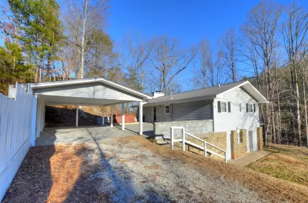 Spacious home…Hot Tub…game room…Pet Friendly..WIFI