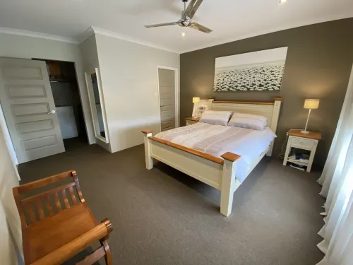 Come, enjoy our Beach House. We love it! and we hope you will too. Hotel a Leeman