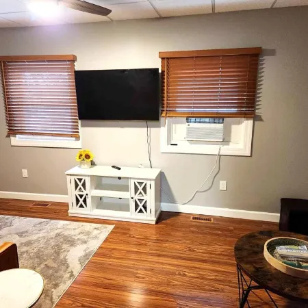 Cozy second floor unit in the heart of Downtown Charlevoix, 1BR / 1BA sleeps 4