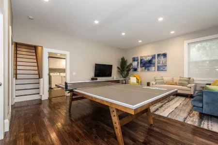 Huge charming home - 5 min to historic downtown and beach! Quiet neighborhood.