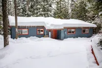 Mountain Home with Private Hot Tub, Sleeps 10,   1 Mile from Base of Mountain - Pools