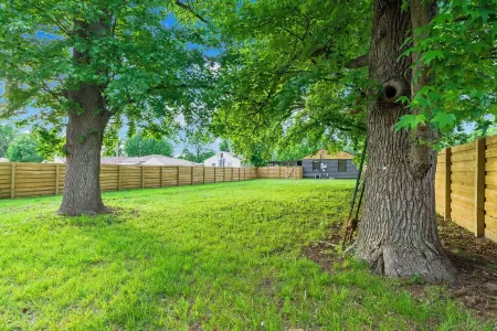 Kings, Kitchens & Comfort In Modern Cedar Home Отели в г. Джоплин