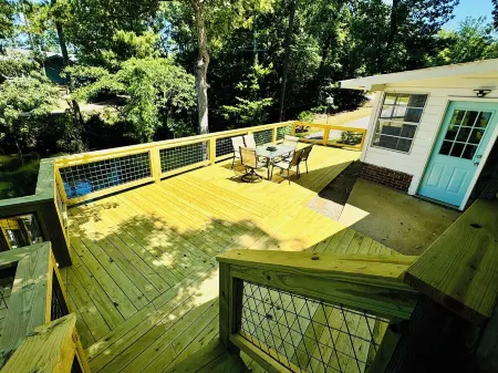 Quaint cottage on Lake Jordan in Titus, Alabama. Private Boat launch!!