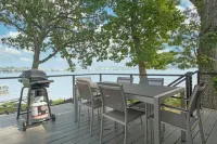 South Shore Sunrise: 100% Renovated Lake Home, Pontoon INCLUDED, near Notre Dame 온트와 타운쉽 호텔