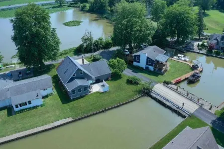 Best Location Water Front.Private Dock.Canoe.Kayak.PaddleBoard,GolfCourseCommnty Отели в г. Гурон Тауншип