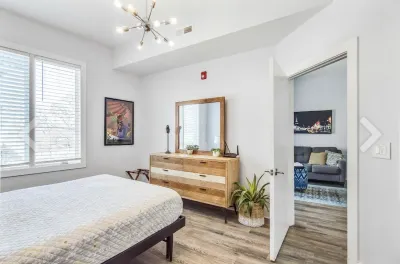 7 minutes to Broadway! Free Parking! Sleeps 6!