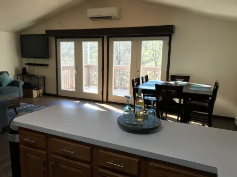 Lake House w/ Pool and King Bed, Fishing - Dogs OK 瓦利酒店