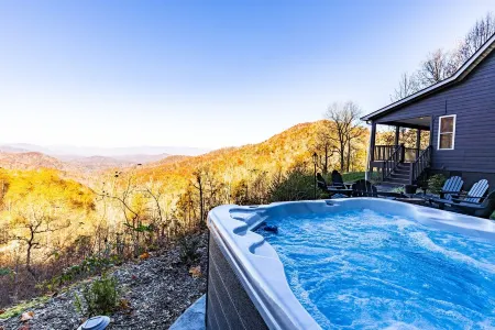 Spectacular views minutes from Bryson City, fire pit and brand new hot tub!
