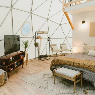 "Home Sweet Dome" MODERN TREEHOUSE STAY w/ Hot Tub