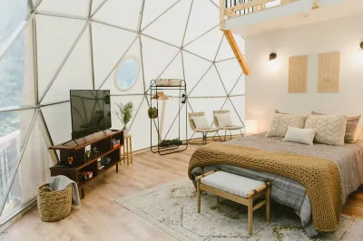 "Home Sweet Dome" MODERN TREEHOUSE STAY w/ Hot Tub