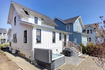 EASY BREEZY Cottage Seabrook WA! Dog friendly w/ Hot Tub