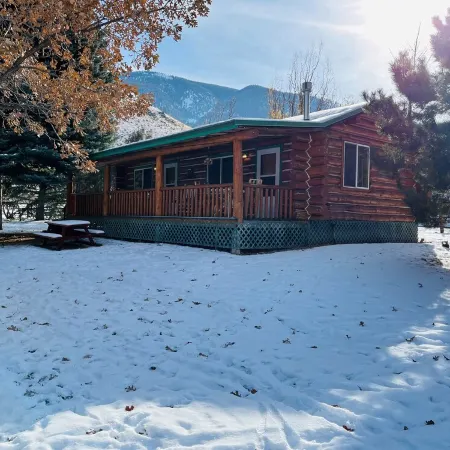 Lewis Cabin, Greyhouse Inn Vacation Rentals