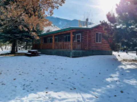 Lewis Cabin, Greyhouse Inn Vacation Rentals